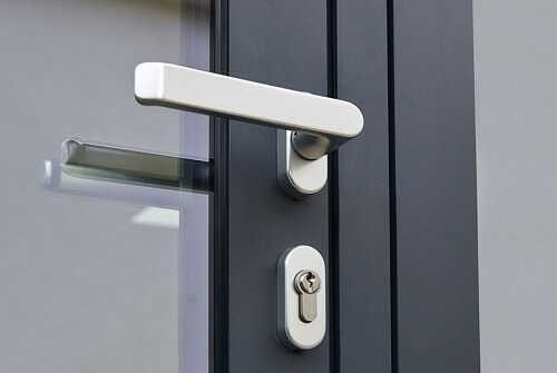 Khóa cửa nhôm Xingfa bị lỗi phải làm sao, cách xử lí nhanh trong 5 phút Xử lí khóa cửa nhôm bị kẹt