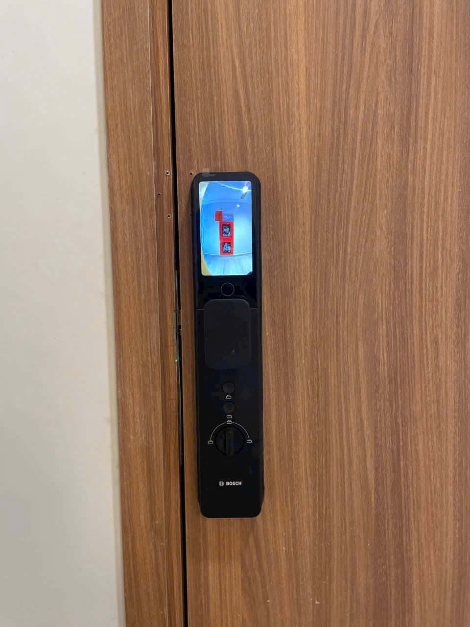 Danh sách các mẫu khoá cửa có chuông hình trang bị camera sắc nét Khóa Bosch FU8 tích hợp camera chuông hình sắc nét