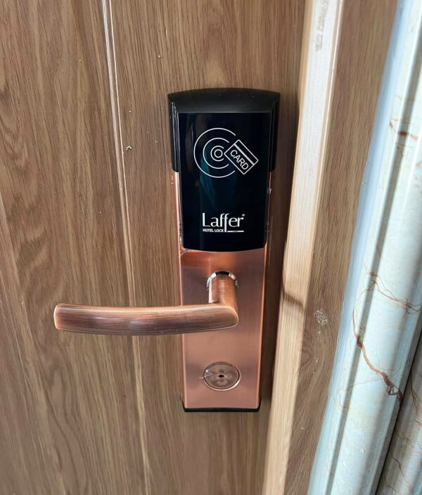 Bảng Giá Khóa Khách Sạn Laffer | Lắp & Sửa Chữa Toàn Quốc Hình ảnh lắp đặt khoá khách sạn Laffer DSH105