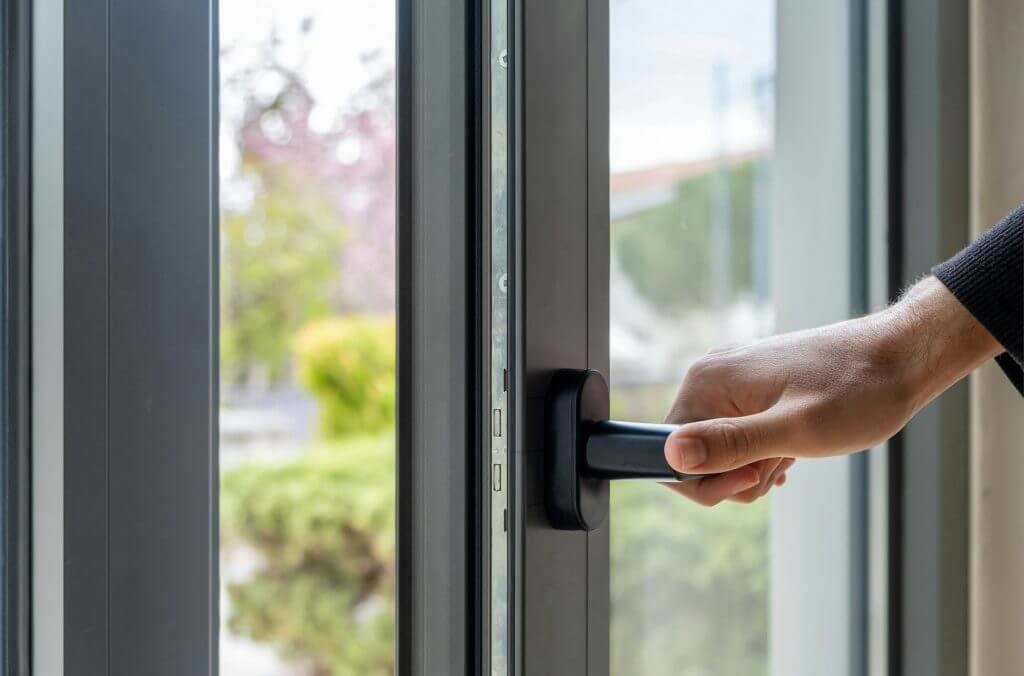 Ổ Khóa Cửa Nhôm Kính Chính Hãng, Giá Tốt 2026 Khóa cửa nhôm kính truyền thống