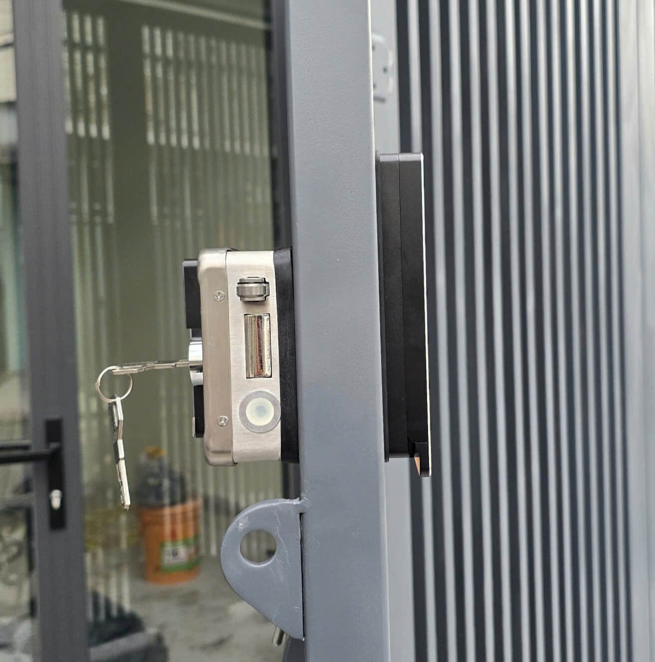 Khóa cửa cổng tự động cho nhà riêng, nhà phố, căn hộ, biệt thự Thi công lắp đặt khóa vân tay Laffer A18 PRO