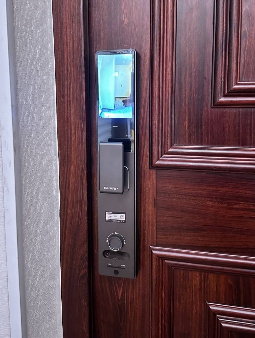 Thay Khóa Cửa Khang Điền Tận Nơi | Lắp, Sửa Khóa Điện Tử Lắp đặt khóa điện tử Sharp cho cửa gỗ