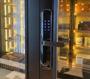 So sánh tính an toàn của khóa cửa điện tử và khóa truyền thống Lắp đặt khóa cửa vân tay Bosch ID60