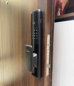 Lắp khóa cửa vân tay Bosch EL600