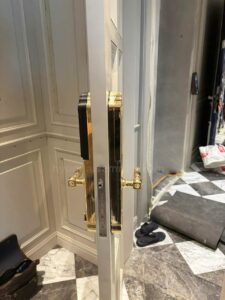 Thi công lắp đặt khóa cửa Hyundai HY-SLC8817 Gold