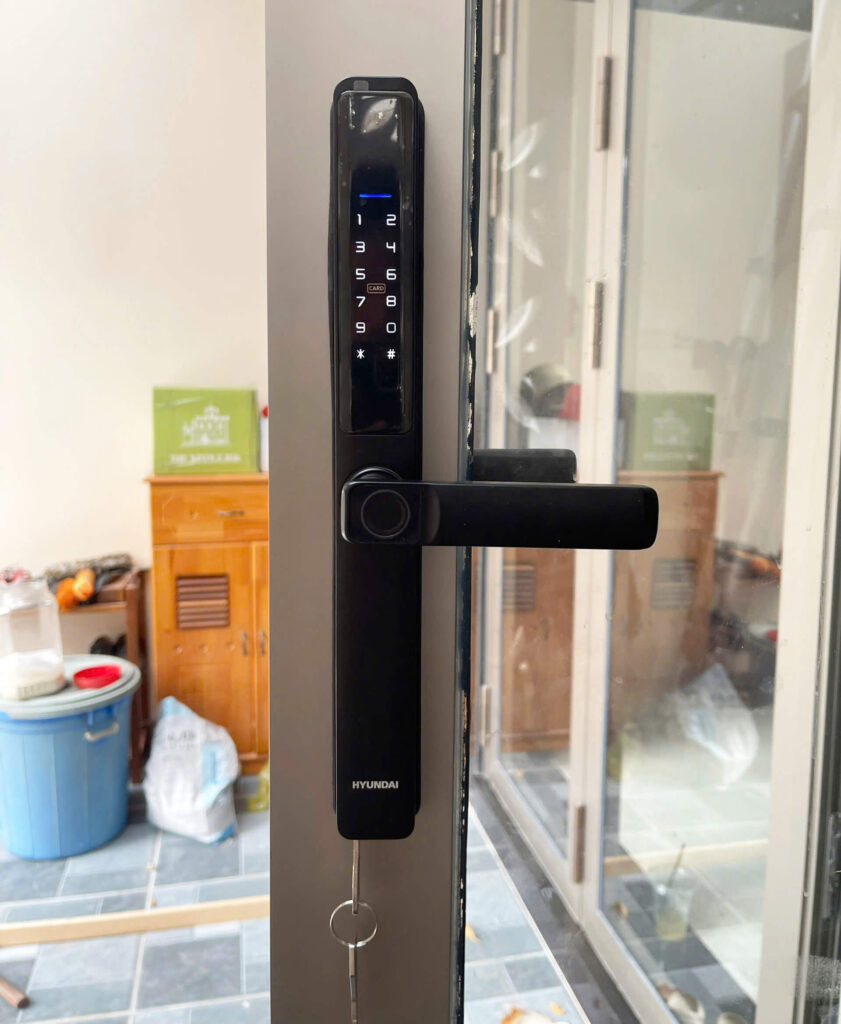 Khóa vân tay cửa nhôm Xingfa Hà Nội lắp đặt tại nhà, bền bỉ Thi công lắp khóa cửa nhôm Xingfa