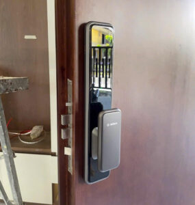 Thi công lắp khóa cửa gỗ Bosch EL600